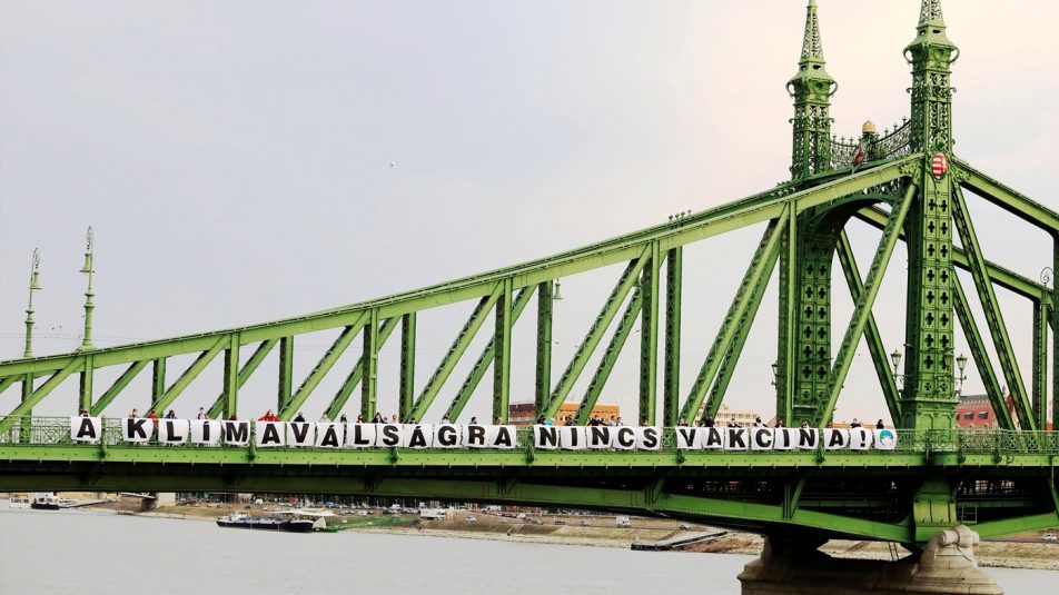 „A klímaválságra nincs vakcina” feliratot feszítettek ki a Szabadság hídra a klímaaktivisták