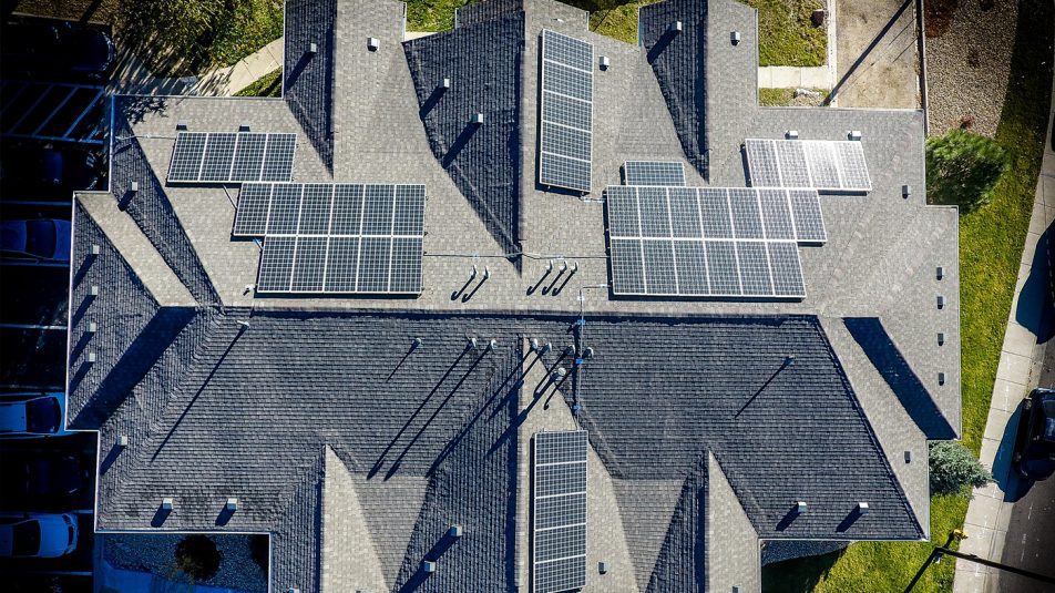 Egy holland város, ahol minden tetőt napelemmel tepepítenek be