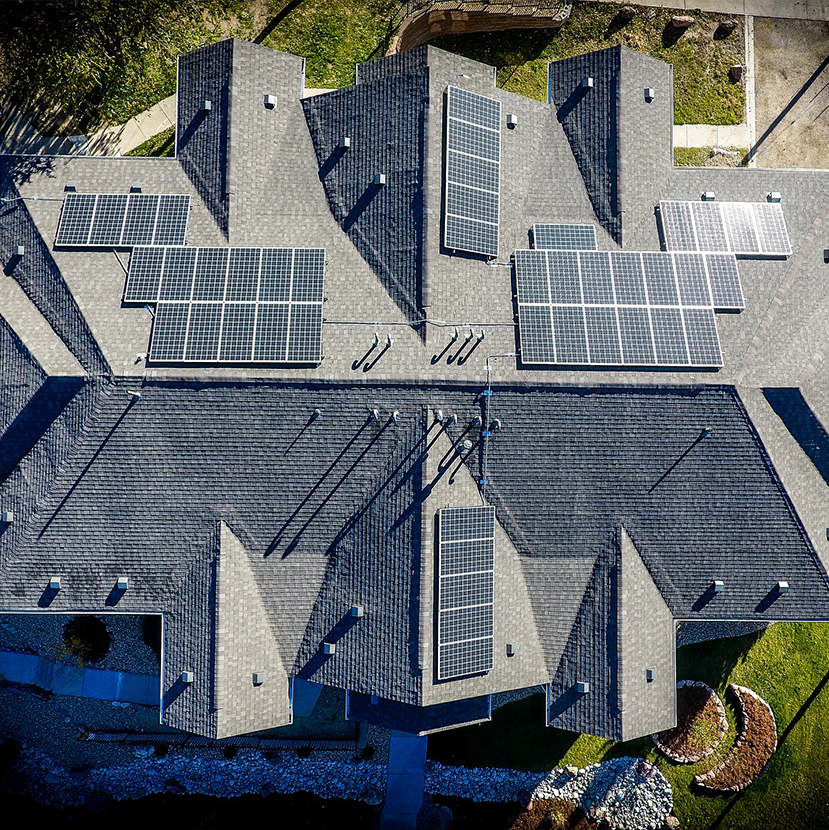 Egy holland város, ahol minden tetőt napelemmel tepepítenek be