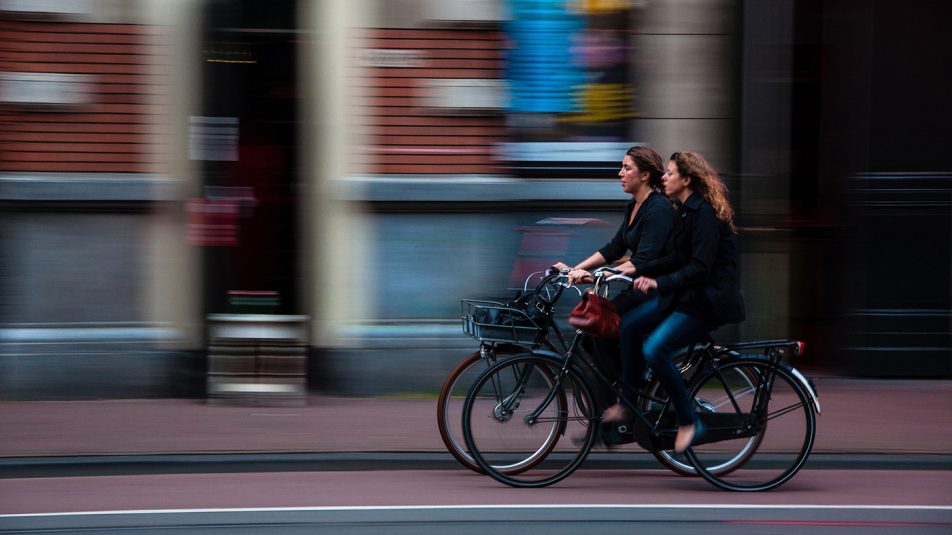 Egy új kutatás szerint a kerékpározók nem tartják fel az autóvezetőket