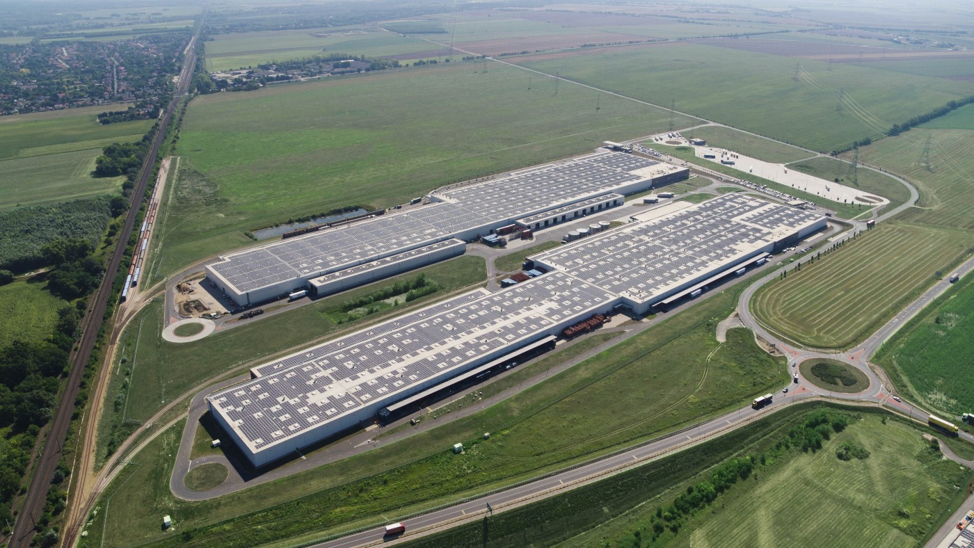 Európa legnagyobb, tetőn épített napelemparkját adták át Győrben