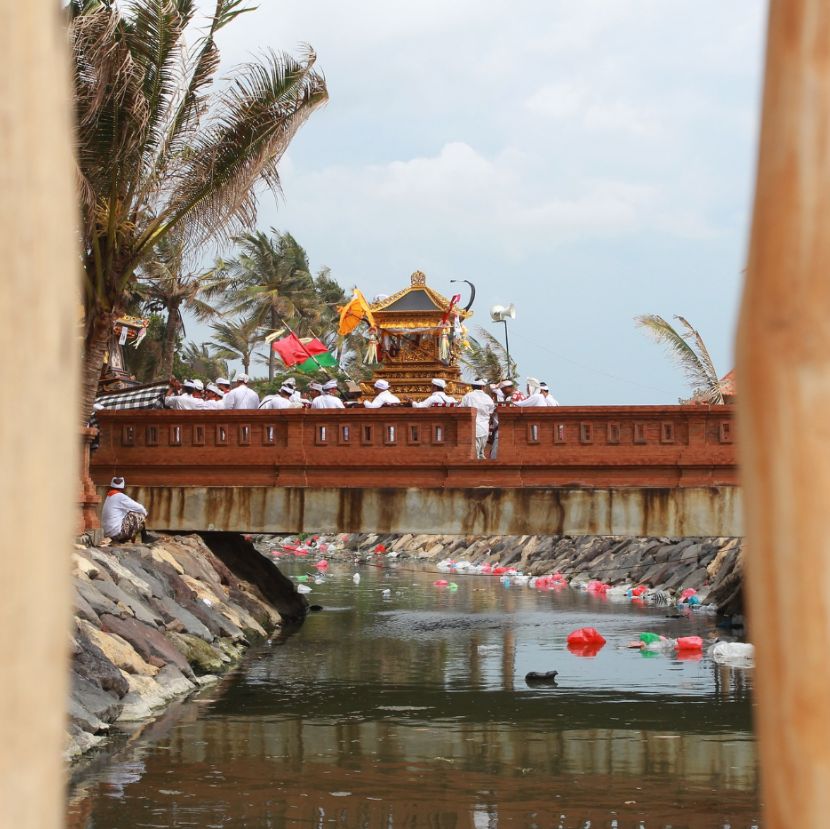Elárasztotta Bali strandjait a műanyag szemét