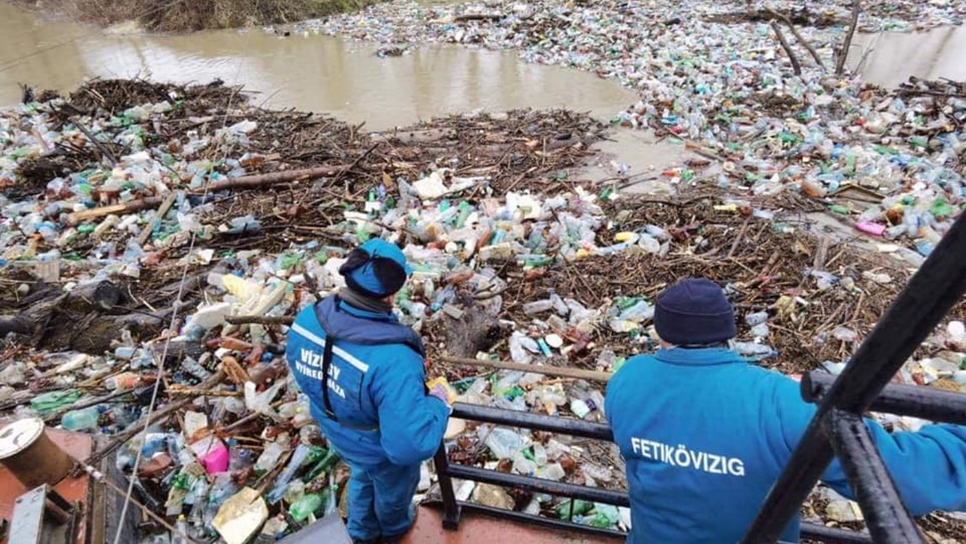 Megfeszítetten dolgoznak a vízügyesek, hogy eltávolítsák a Tiszán érkező hulladékot