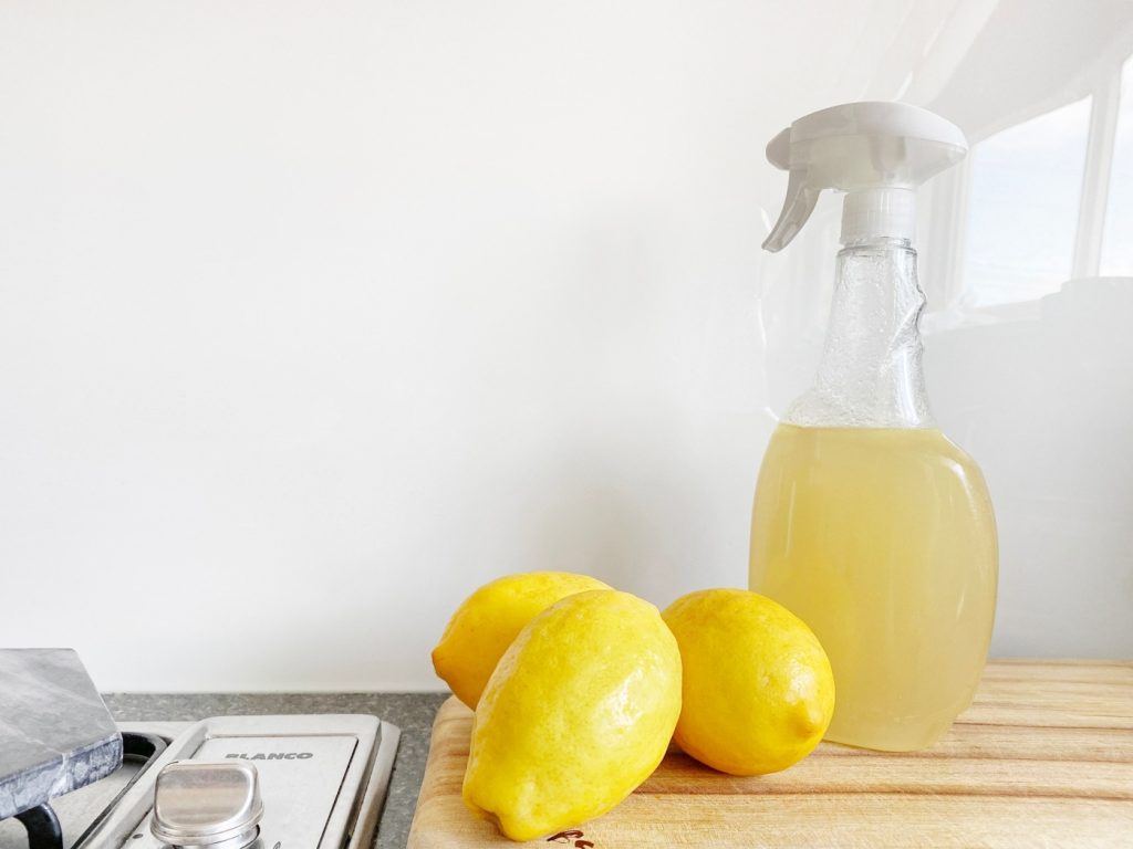 citromhéj és citromból készült tisztítószer