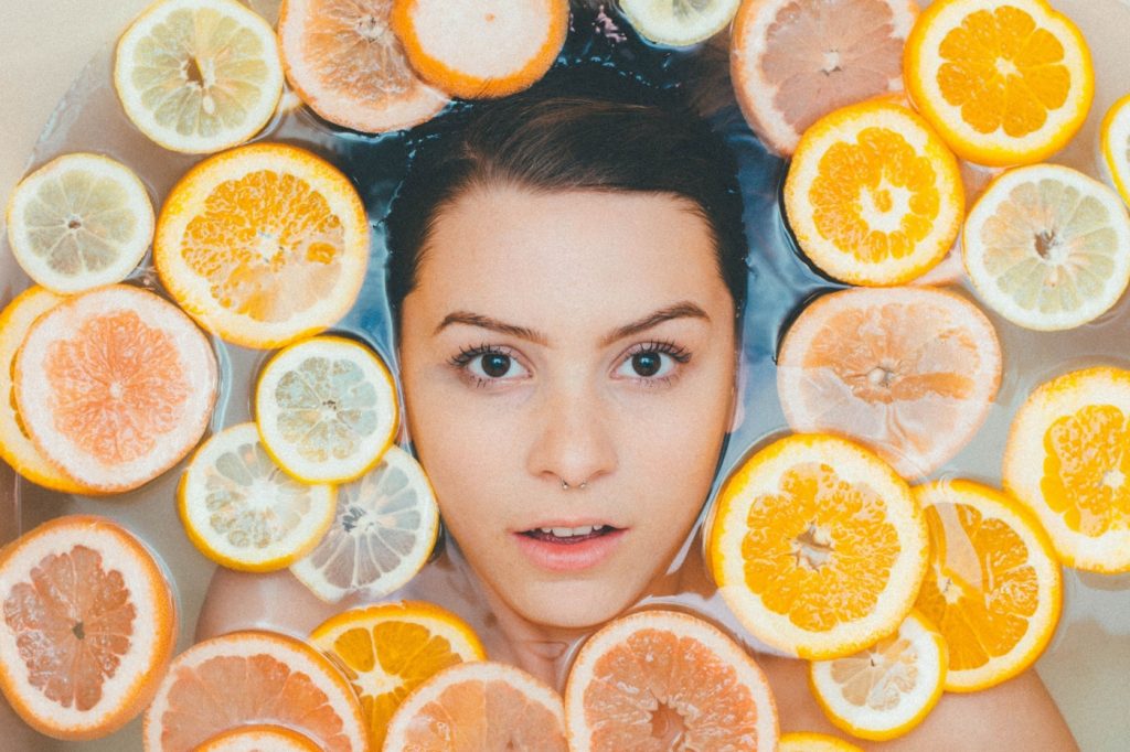 citromhéj, narancs és grépfrút vízben