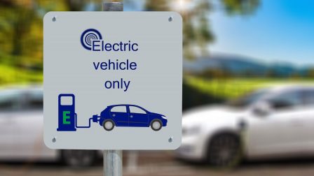 Öt perc alatt feltölthető elektromos autó akkumlátor lehet a jövő nagy dobása