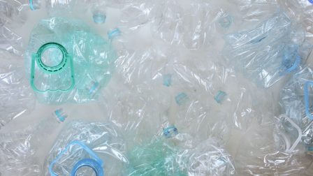 Húsz vállalat felelős a világon keletkező egyszer használatos műanyaghulladék több mint feléért