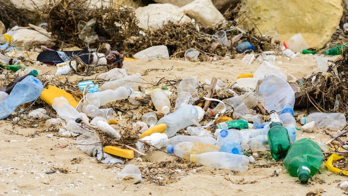 Felforrnak a strandok a műanyaghulladéktól