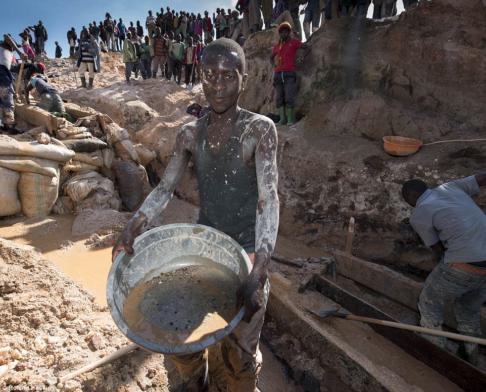 koltán bányában dolgozó fiatal Afrikában