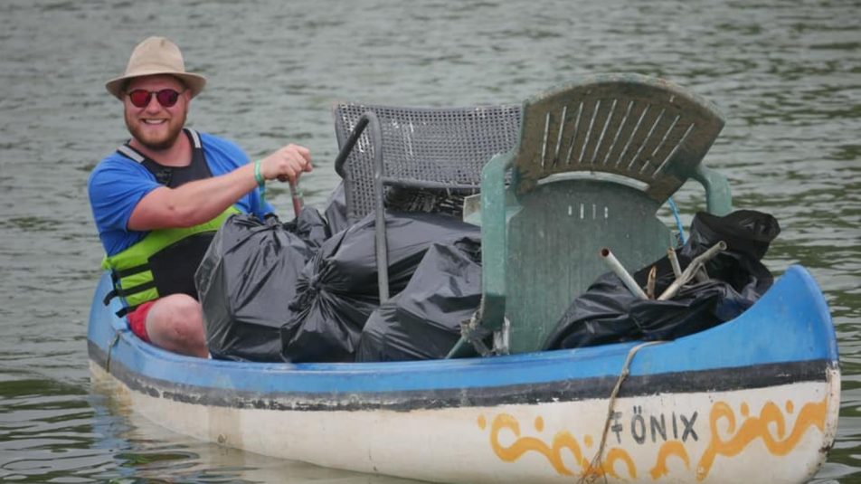 Több mint 5 tonna hulladékot halásztak ki a Tisza-tóból