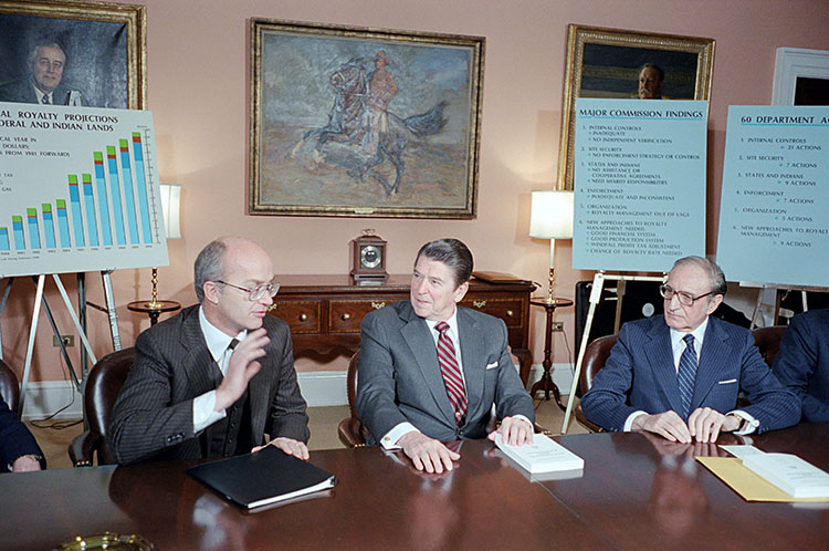 Ronald Reagan elnök (középen) a Roosevelt-teremben tanácskozik James Watt belügyminiszterrel (balra) és David Linowes (jobbra) elnöki tanácsadóval - 1982; Forrás: uspresidentialhistory.com