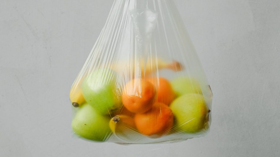 Spanyolország 2023-tól betiltja a műanyag csomagolású gyümölcsök és zöldségek értékesítését