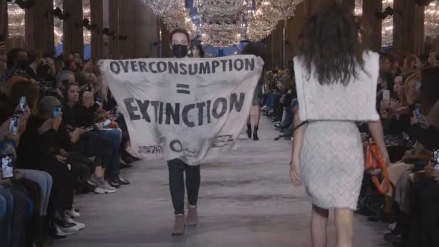 Túlfogyasztás = kihalás, hirdette egy aktivista a divatbemutatón