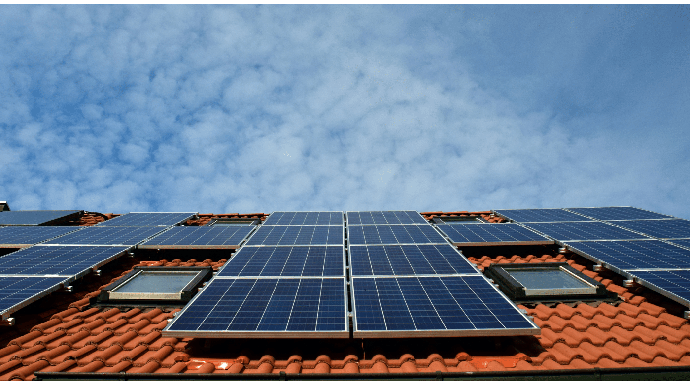 Ha a tetők felén napelem lenne, a villamos energia 100%-át fedezhetné