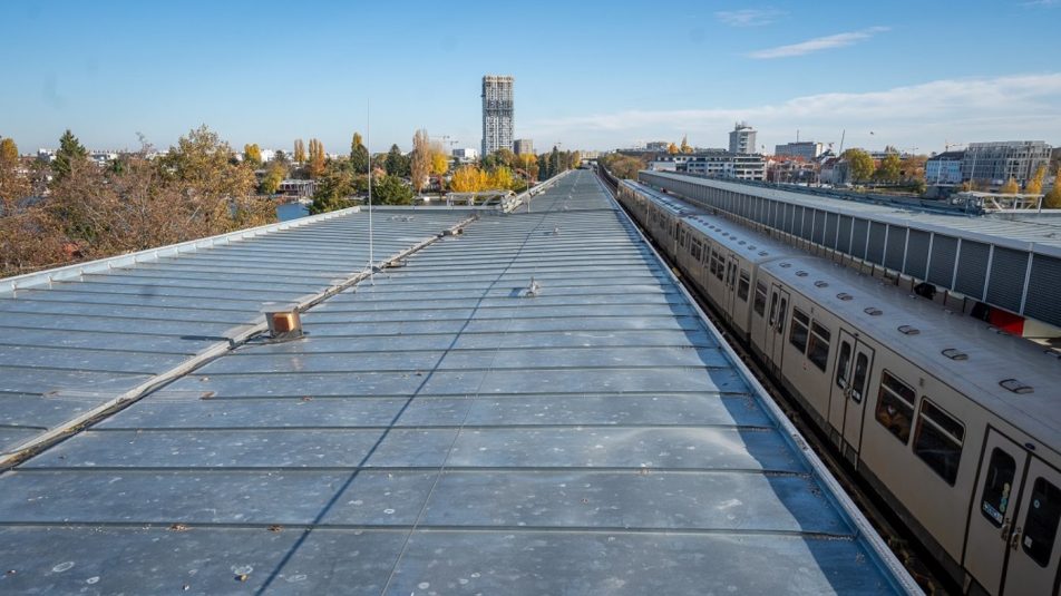 Napelemeket telepítenek a bécsi metróállomások tetejére