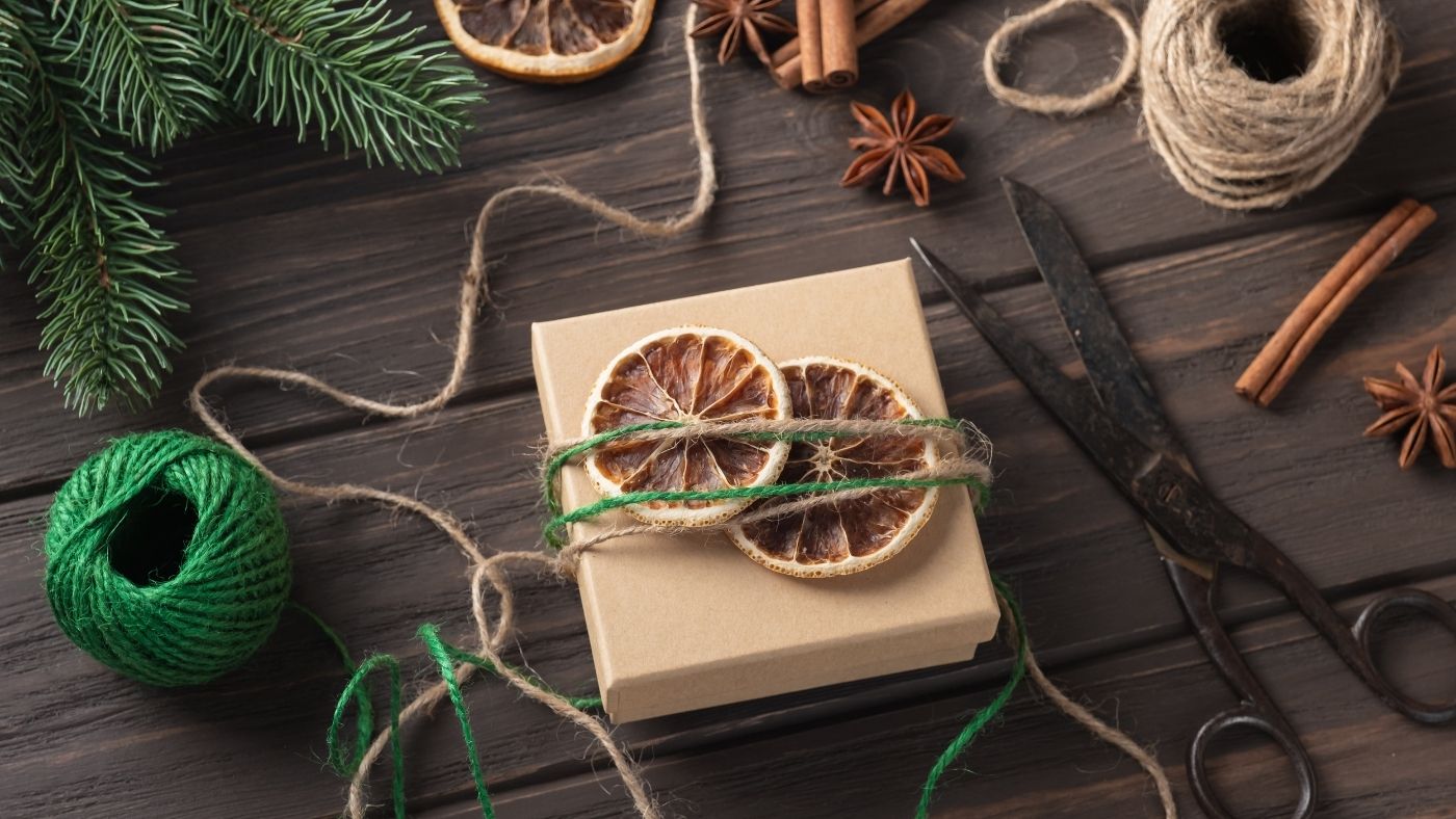 Milyen csomagolóanyaggal lehet fenntarthatóbb a karácsonyi ajándék?