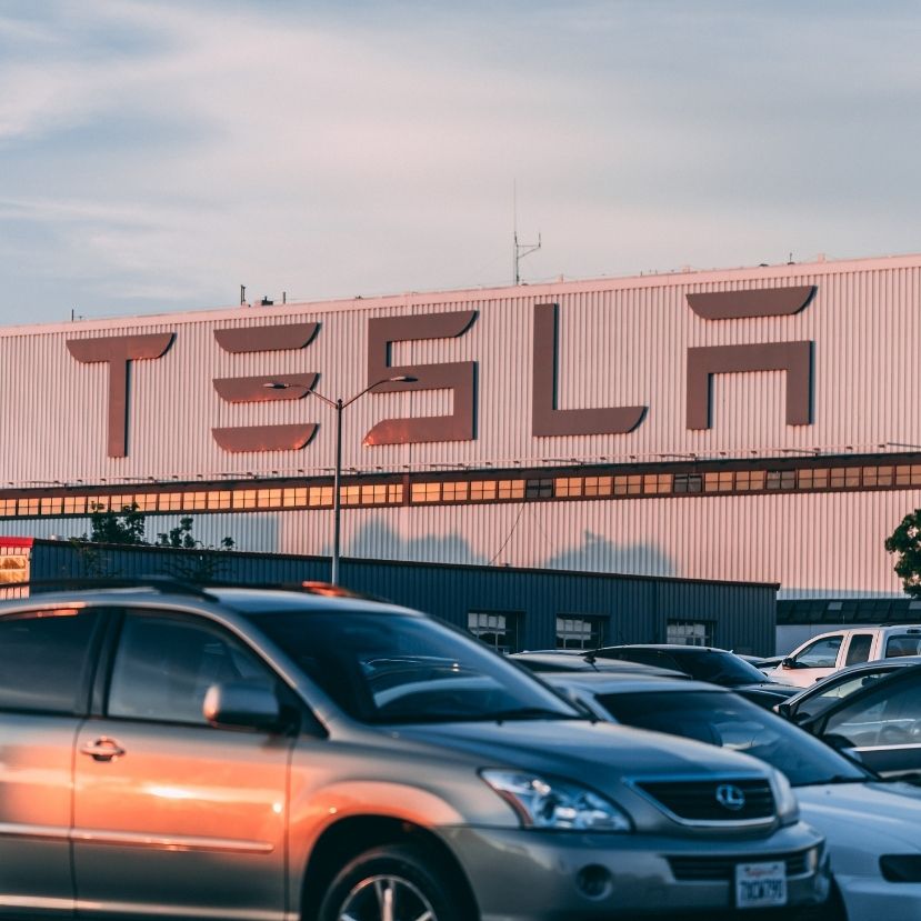 Megnyitotta első európai üzemét a Tesla