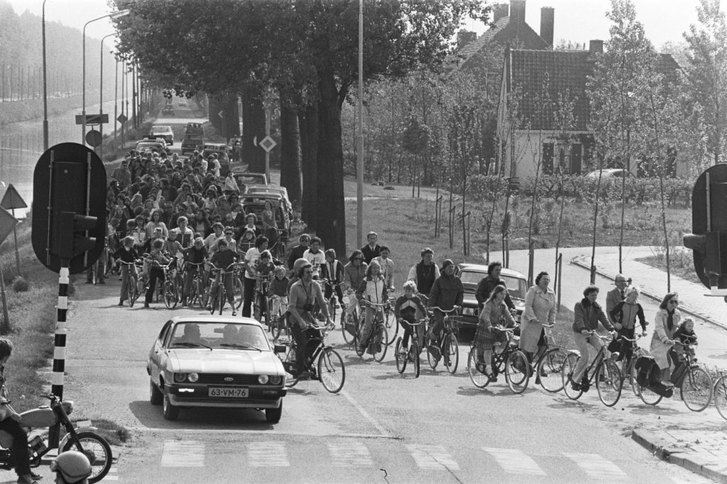 Iskolás gyerekek tiltakoznak a kerékpárokutak hiánya miatt Amszterdam Haarlemmerbuurt nevű kerületében 1978-ban