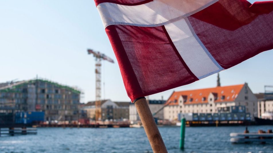 Karbonadót vezetne be Dánia a vállalatok számára