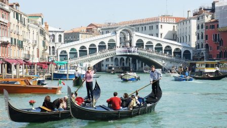 Júniustól napidíjat kell fizetniük a turistáknak Velencében