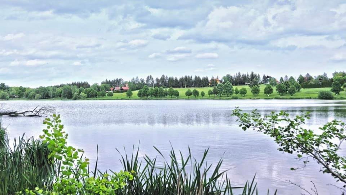 Hűsítő gyöngyszem a nyári forróságban: vár a Borostyán-tó!