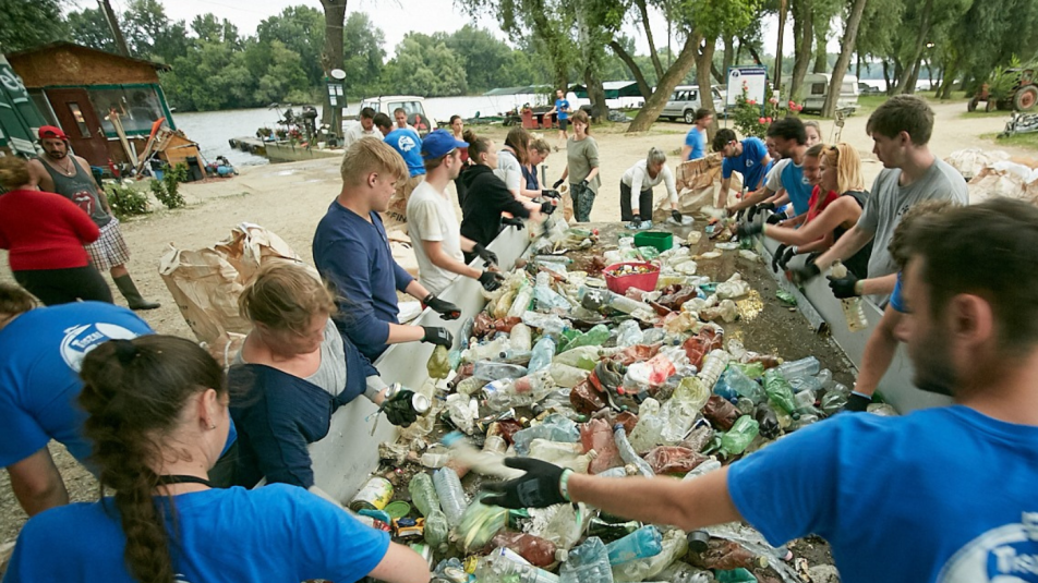Több mint 1500 zsák szemetet gyűjtöttek össze a III. Tisza-tavi PET Kupán