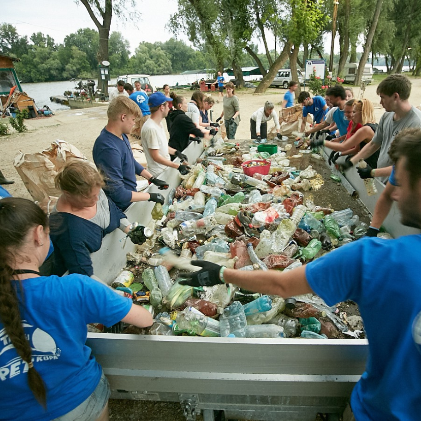 Több mint 1500 zsák szemetet gyűjtöttek össze a III. Tisza-tavi PET Kupán