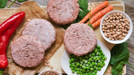 Csökkent a különbség a növényi és hagyományos húsok ára között
