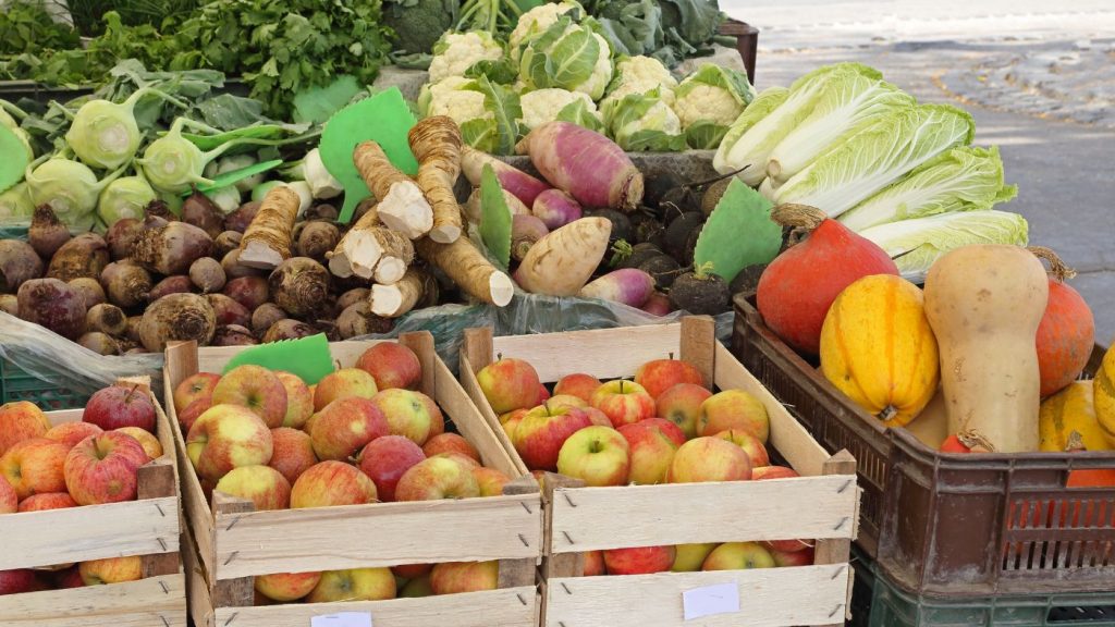 zöldségek és gyümölcsök a piacon