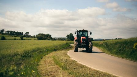 Dübörög az aratás – figyeljünk a mezőgazdasági gépekre az utakon!