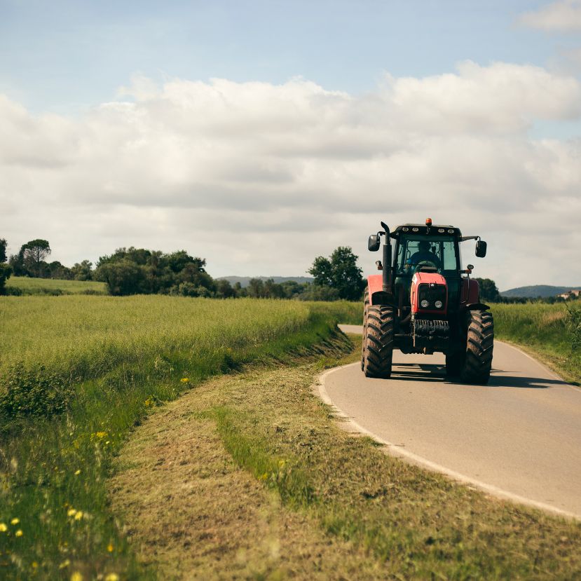 Dübörög az aratás – figyeljünk a mezőgazdasági gépekre az utakon!