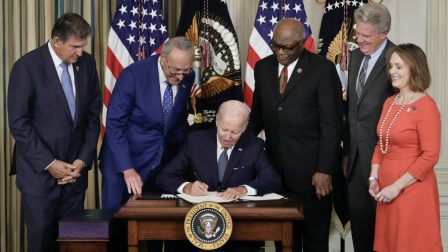 Biden aláírta a történelmi klímacsomagot