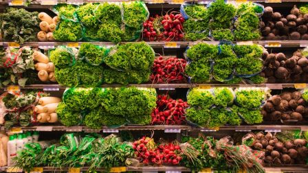 A biogáztól az állatmenhelyig – mi lesz a boltokban lejáró zöldségekkel és gyümölcsökkel?