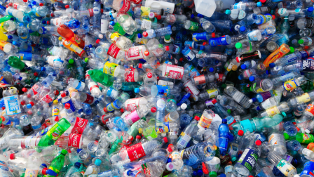 Visszaváltható lesz Ausztriában a műanyag flakon és az alumíniumdoboz