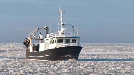 halászhajó jégtáblák között
