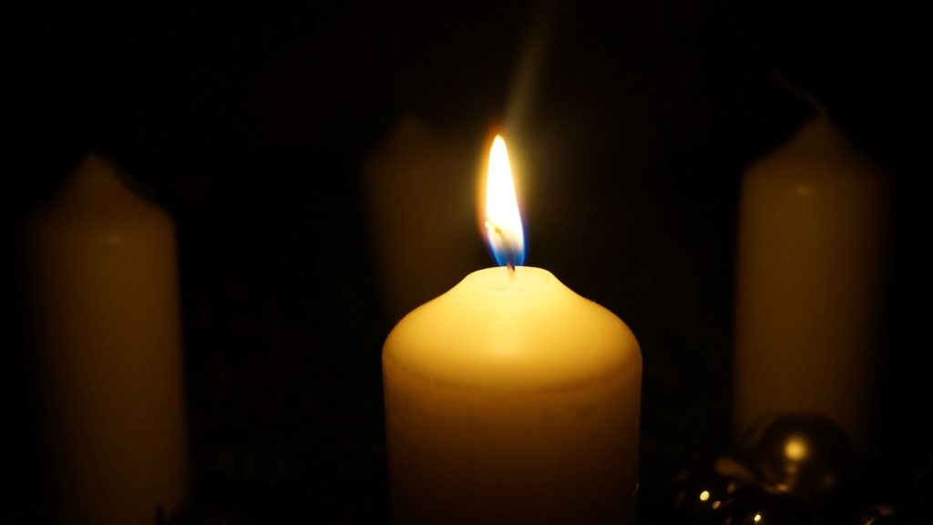 egy darab égő gyertya