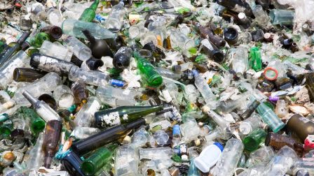 Az üveg söpörheti el a műanyagot