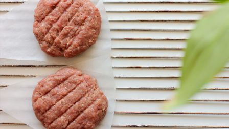 Először került mesterséges hús egy hentesüzletbe