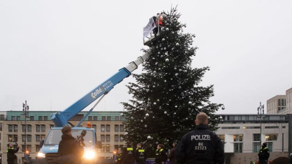 Berlin karácsonyfája a klímaaktivisták legújabb áldozata