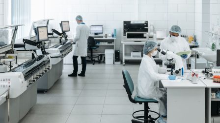 Kutatók egy laboratóriumban