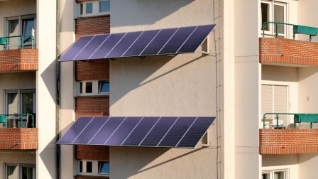 Bécsben már erkélyre is lehet napelemet szerelni