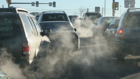 Füstölgő autók