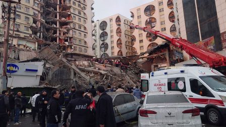 Videókon a török földrengés pusztítása