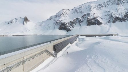 Hatékony alpesi naperőmű: a svájci napelemes gát