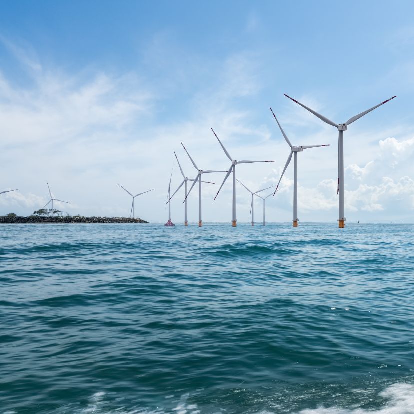 Az év végéig meg kell háromszorozni a tengeri szélerőművek kapacitását