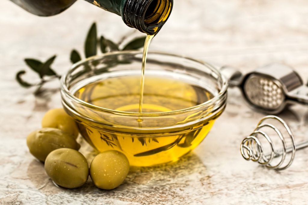 Egy tál olívaolaj és olajbogyók. 