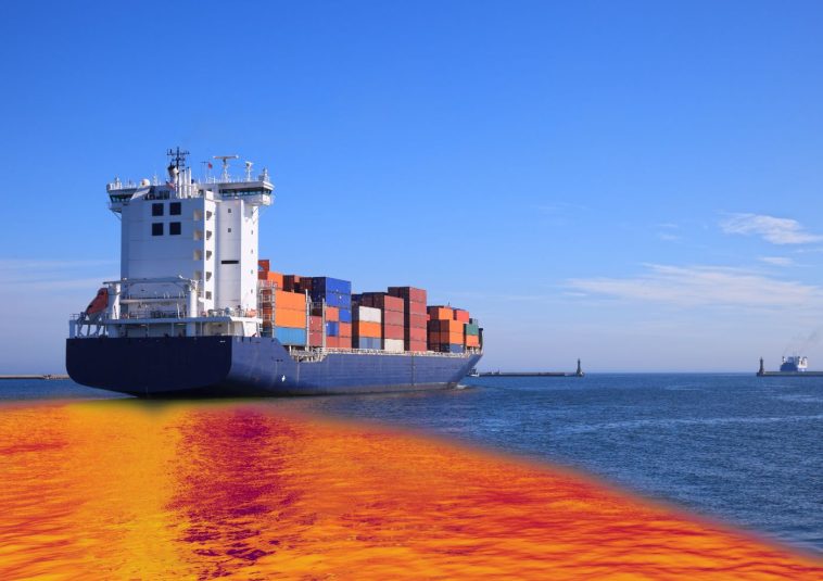 A megfeneklett olajszállító hajó katasztrófával fenyeget