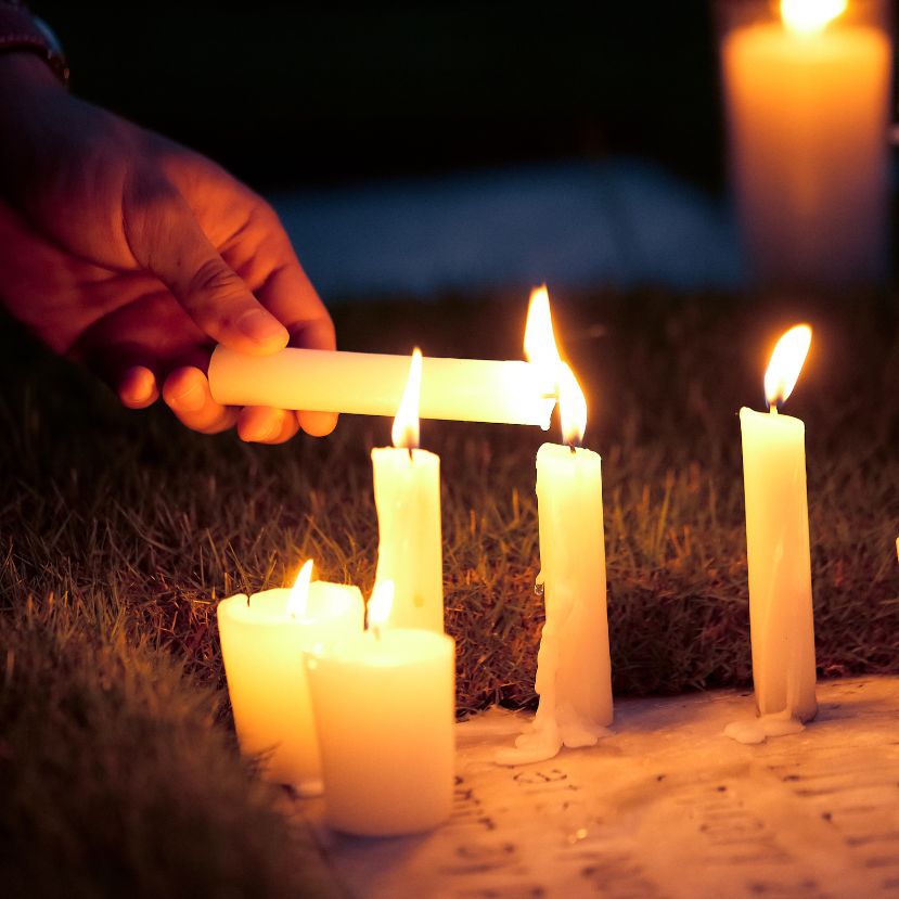 Gyertyák, virágok, koszorúk a temetőben – Hogyan válasszunk?