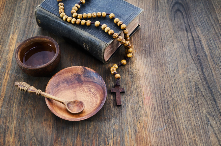 egy Biblia, üres fatálak és egy rózsafüzér