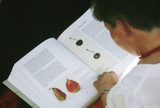 Bemutatták a Gyümölcsök és praktikák a Tündérkertből című kötetet